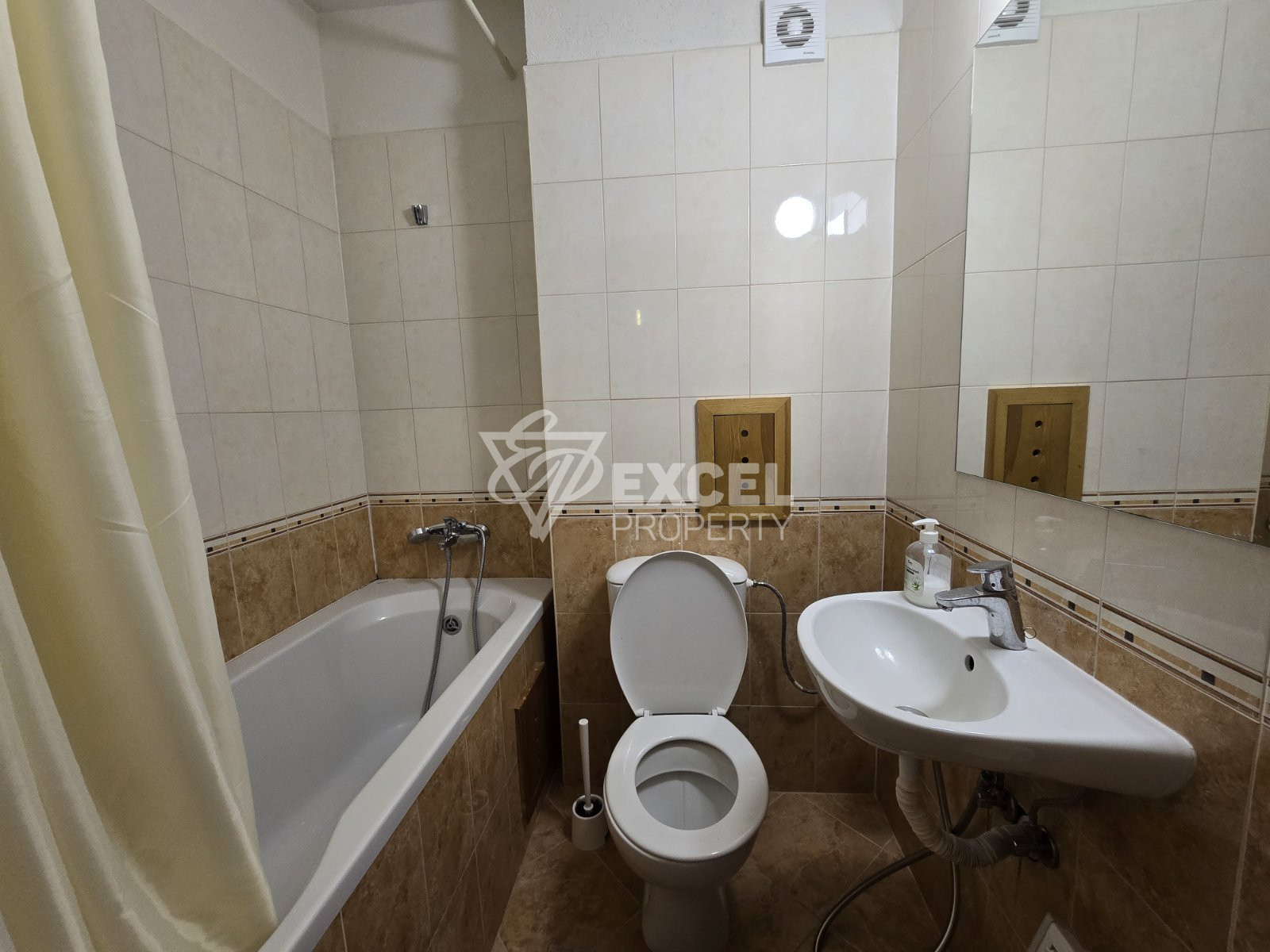 Продается солнечная двухкомнатная квартира в самом сердце загородного Pirin Golf & Country Club!
