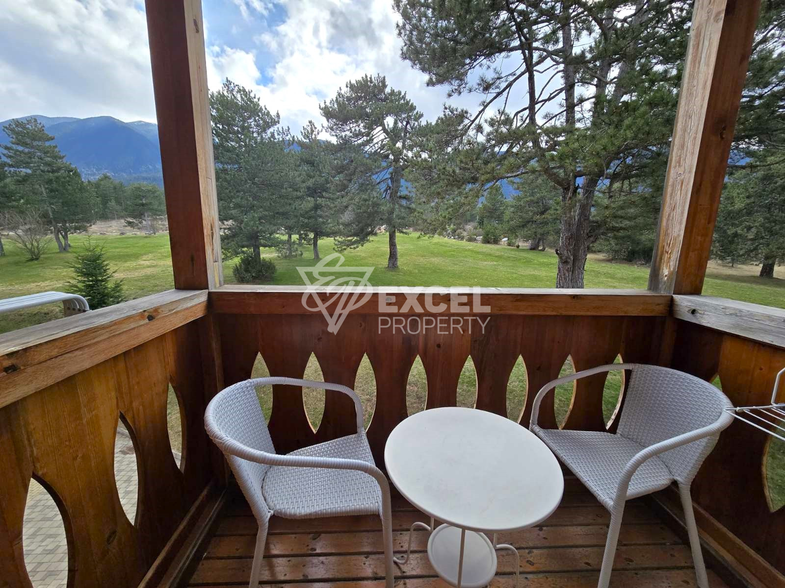 Продается солнечная двухкомнатная квартира в самом сердце загородного Pirin Golf & Country Club!