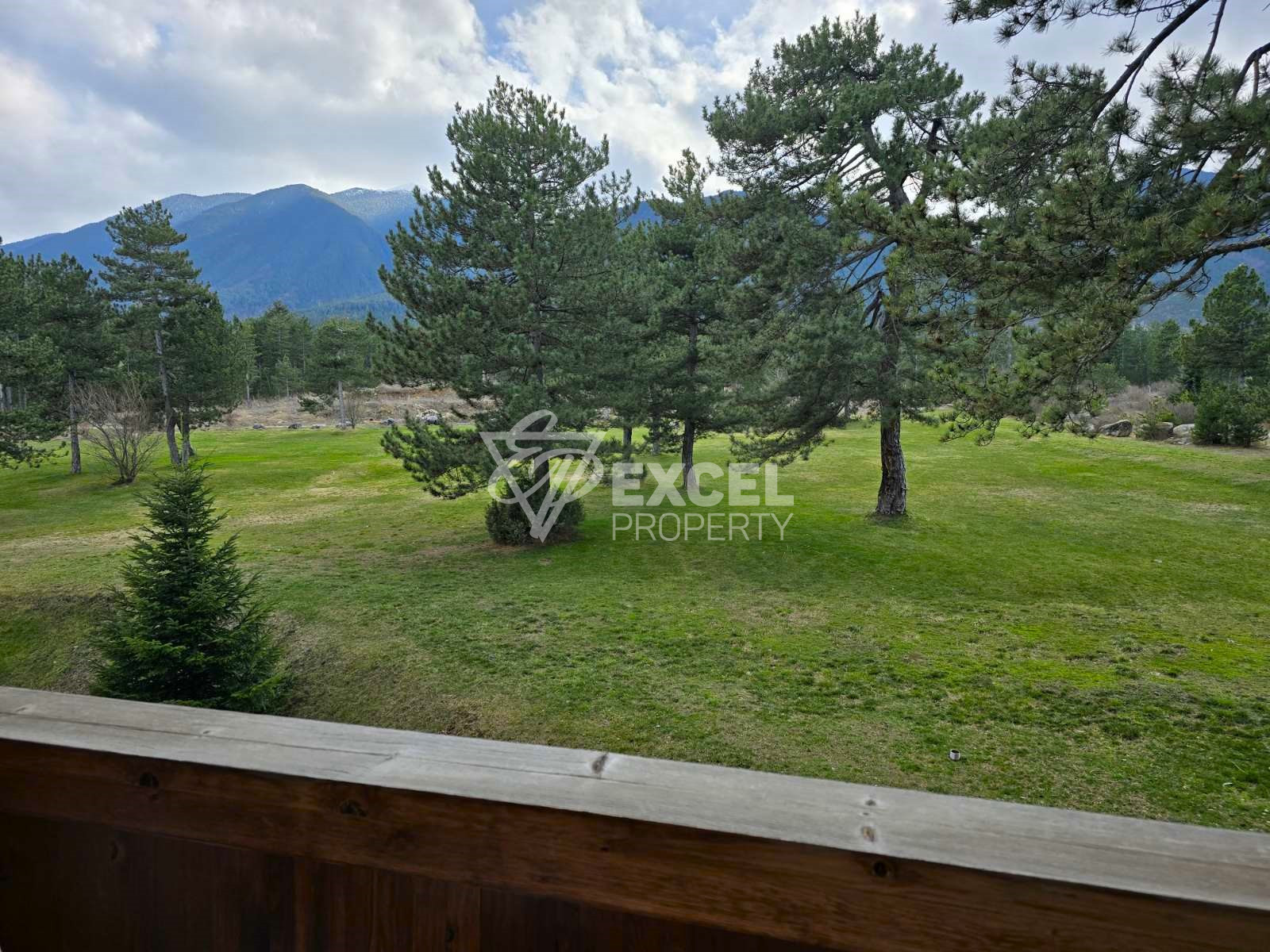 Продается солнечная двухкомнатная квартира в самом сердце загородного Pirin Golf & Country Club!