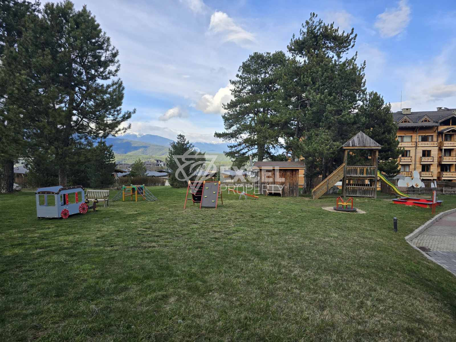 Продается солнечная двухкомнатная квартира в самом сердце загородного Pirin Golf & Country Club!