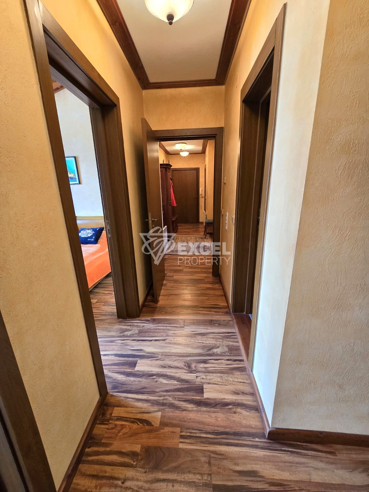 Элегантная многокомнатная квартира на продажу в самом центре Pirin Golf & Country Club: роскошь и совершенство