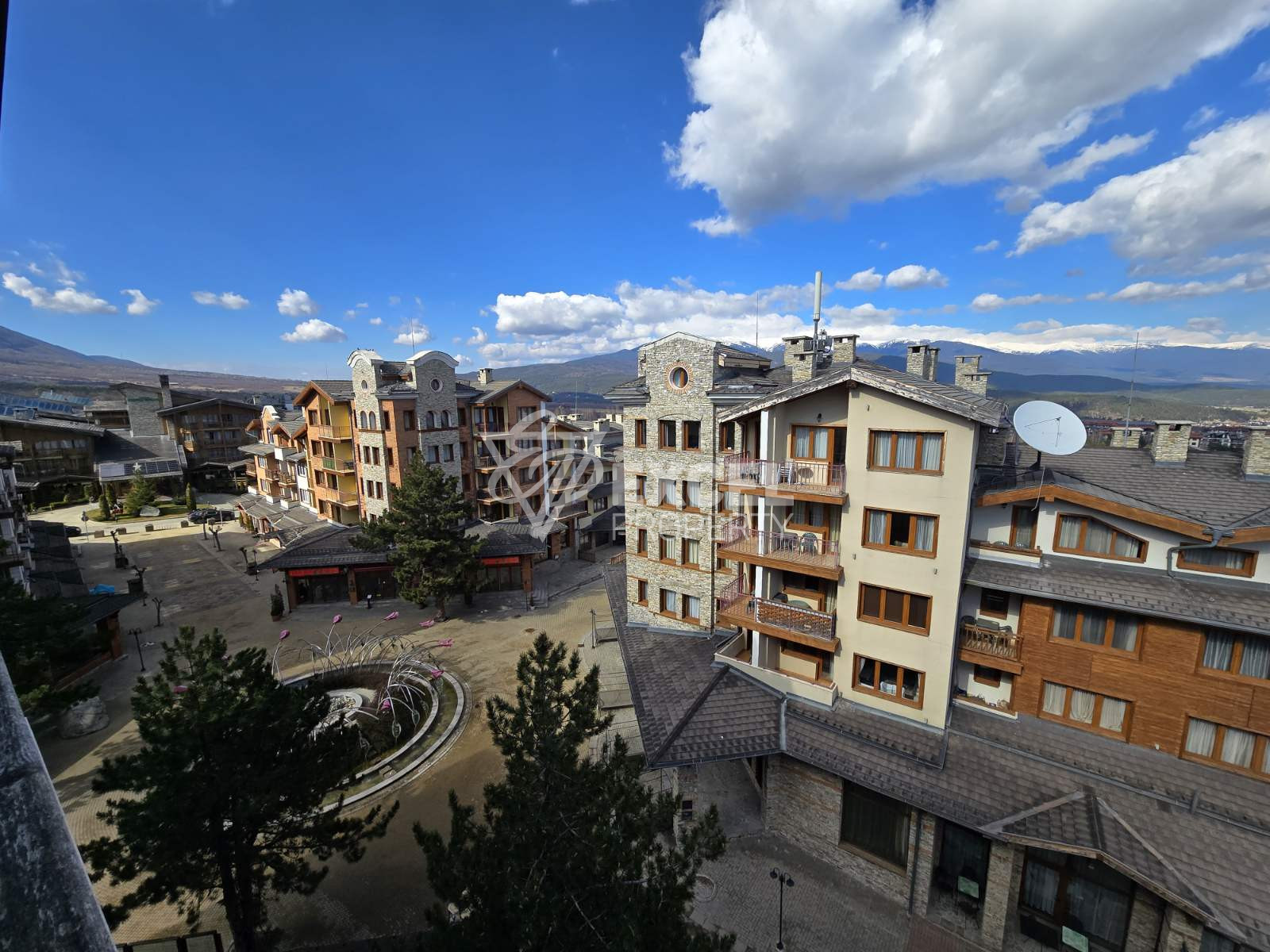 Элегантная многокомнатная квартира на продажу в самом центре Pirin Golf & Country Club: роскошь и совершенство