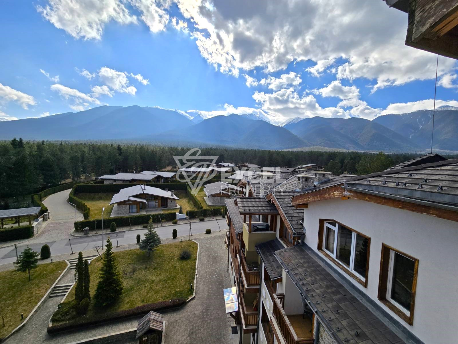 Элегантная многокомнатная квартира на продажу в самом центре Pirin Golf & Country Club: роскошь и совершенство
