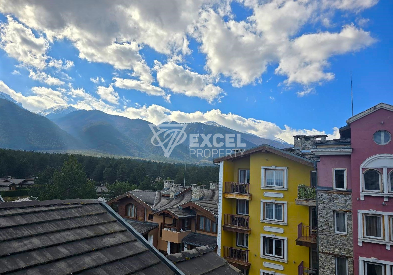 Элегантная многокомнатная квартира на продажу в самом центре Pirin Golf & Country Club: роскошь и совершенство