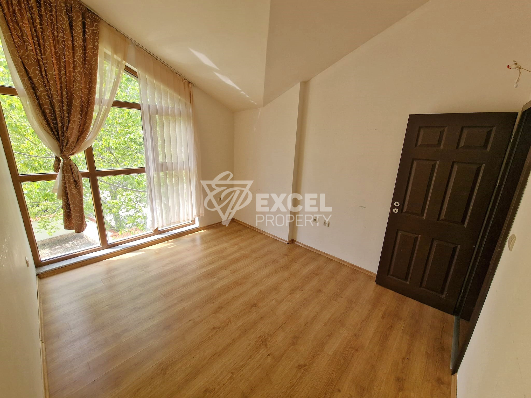 Продается просторная двухкомнатная квартира в Green Wood, Разлог
