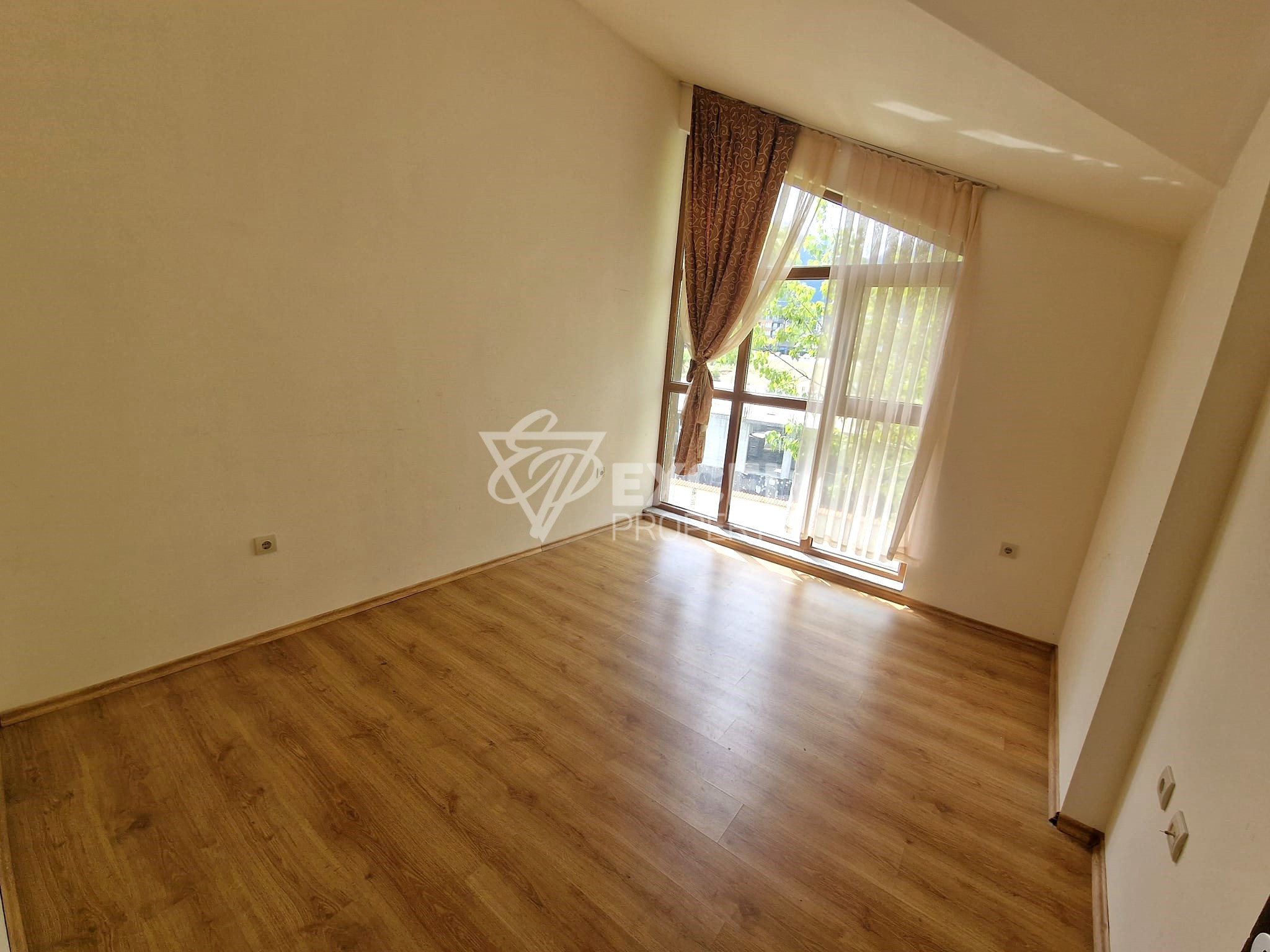 Продается просторная двухкомнатная квартира в Green Wood, Разлог