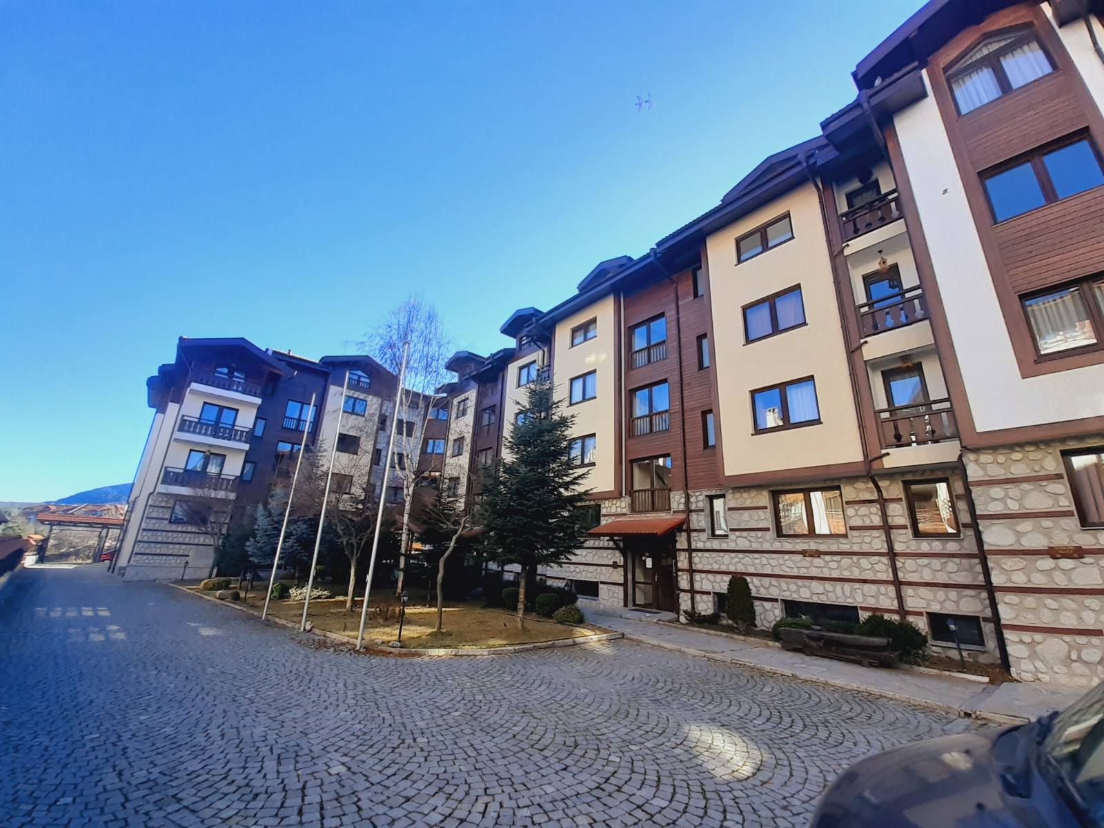 Меблированная трехкомнатная квартира рядом с отелем Кемпински на продажу в Банско
