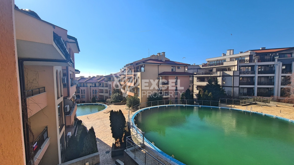 Просторная и красивая двухкомнатная квартира с видом на бассейн в Святом Власе.