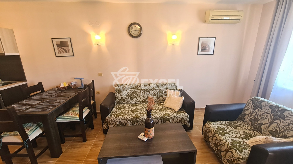 Просторная и красивая двухкомнатная квартира с видом на бассейн в Святом Власе.