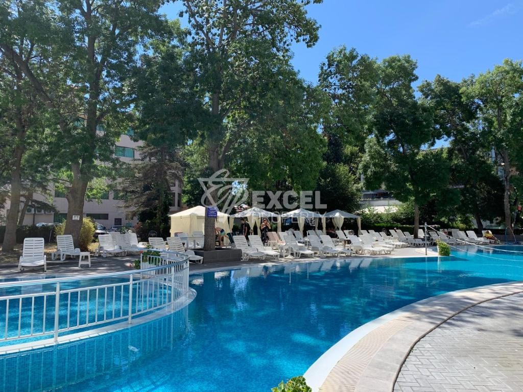 Акция! Очень просторная двухкомнатная квартира на центральной аллее Солнечного Берега