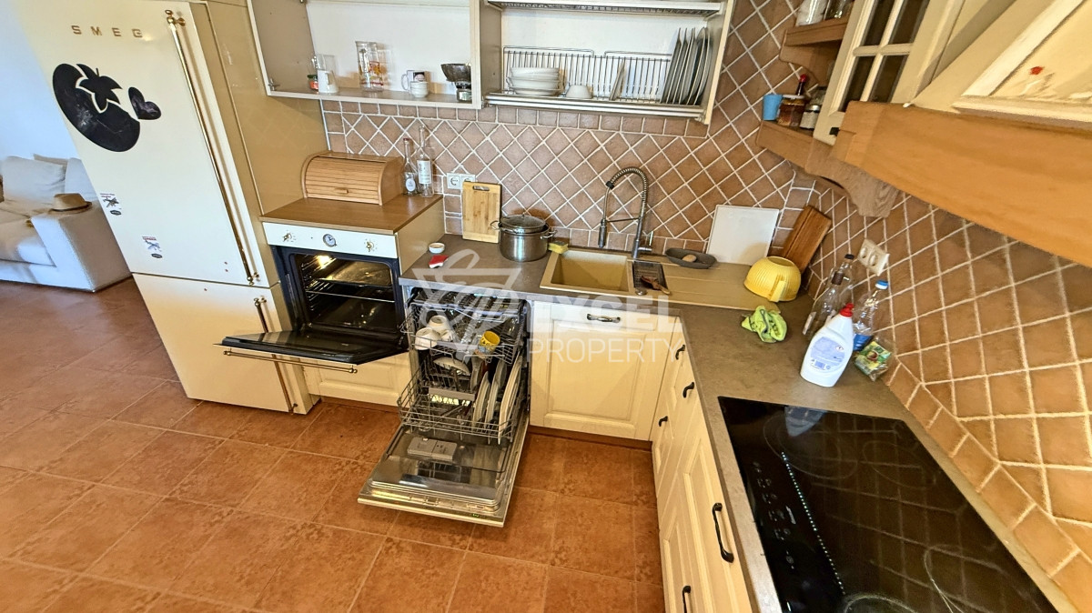 Уникальная многокомнатная недвижимость с атмосферой дома на первой линии моря - Святой Влас