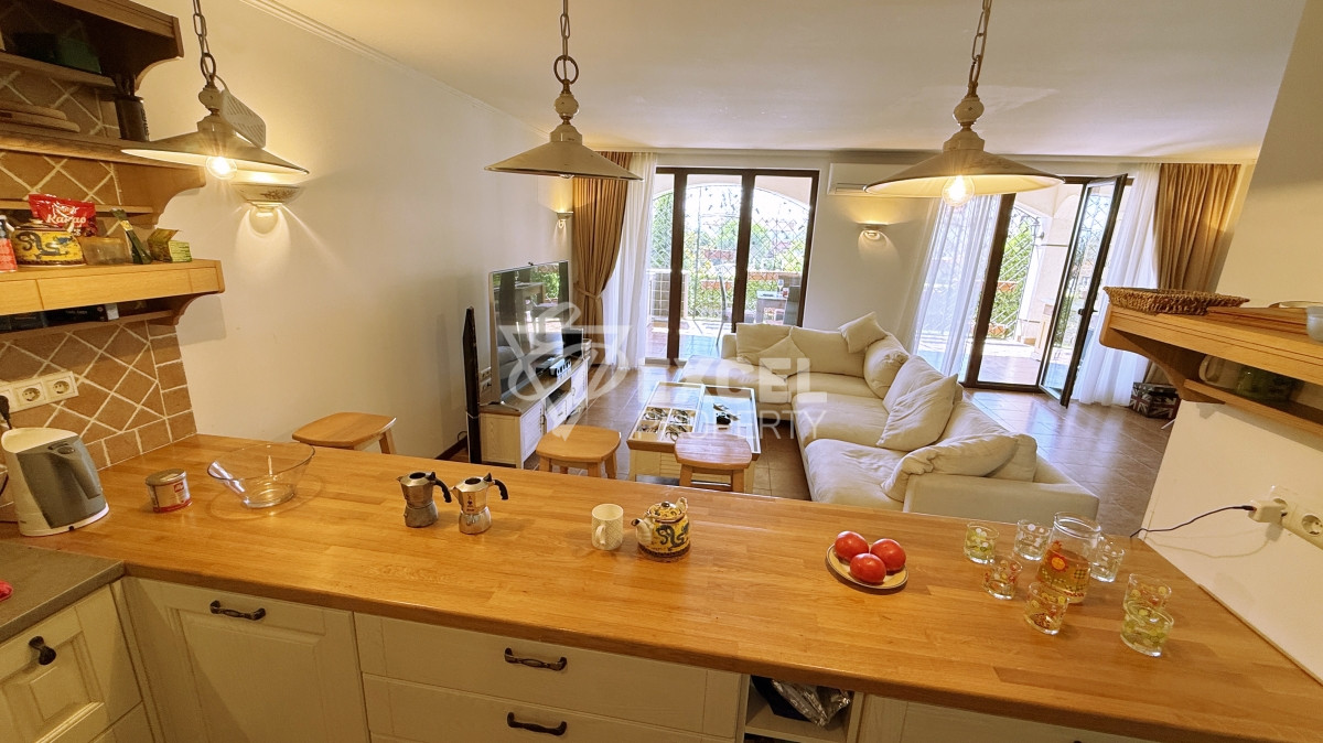 Уникальная многокомнатная недвижимость с атмосферой дома на первой линии моря - Святой Влас