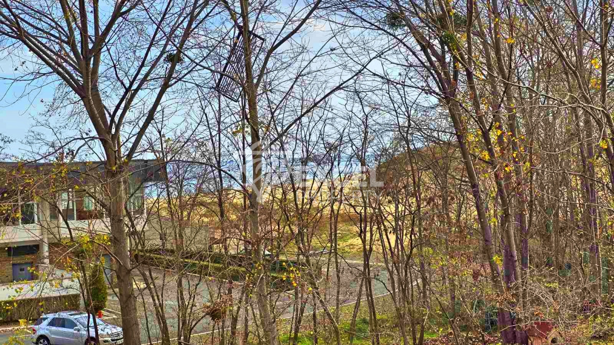 Трехкомнатная квартира на первой линии в Солнечном Береге – рядом с дюнами и морем