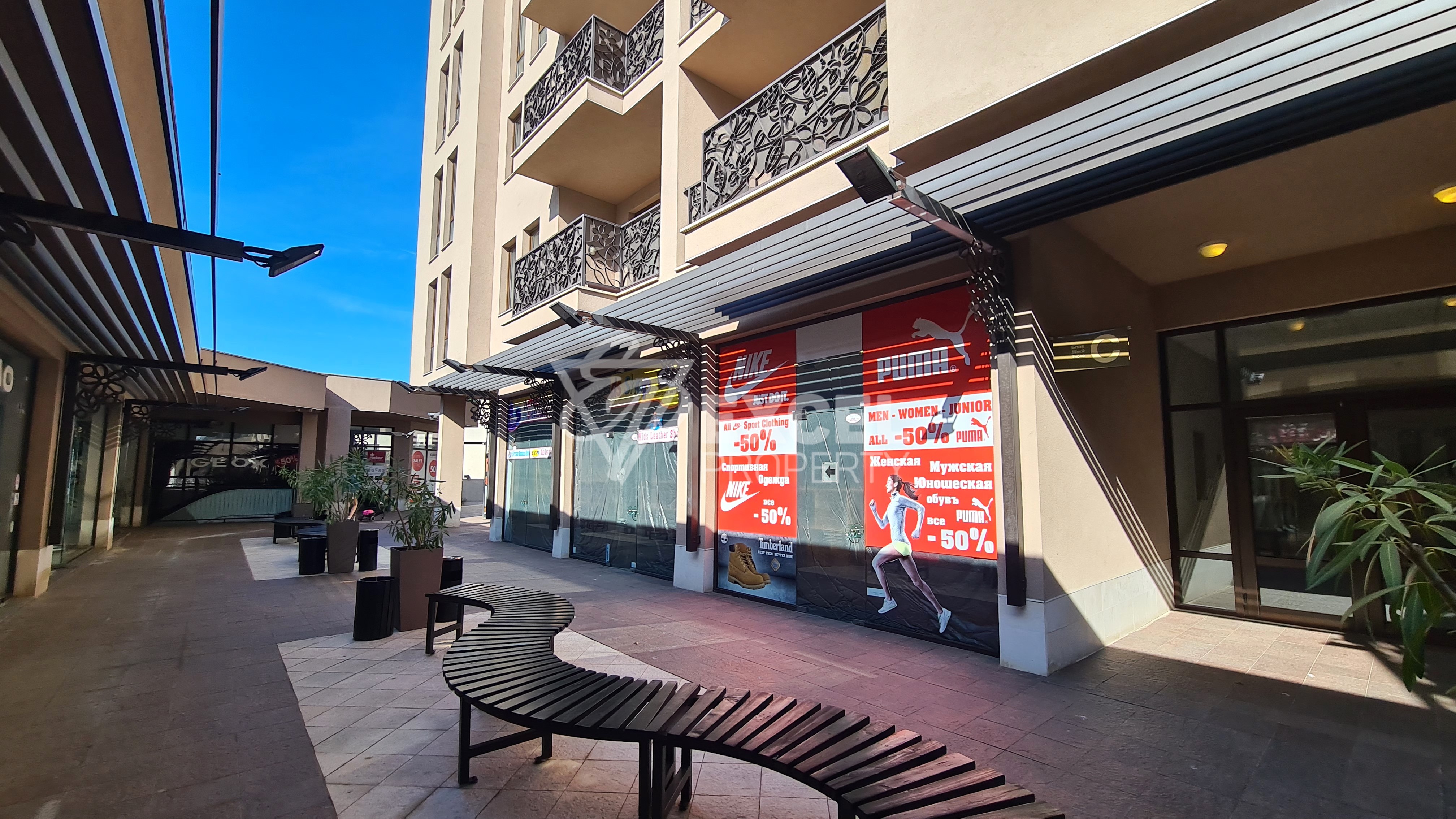 Меблированная двухкомнатная квартира в комплексе Барсело Роял на Солнечном Берегу