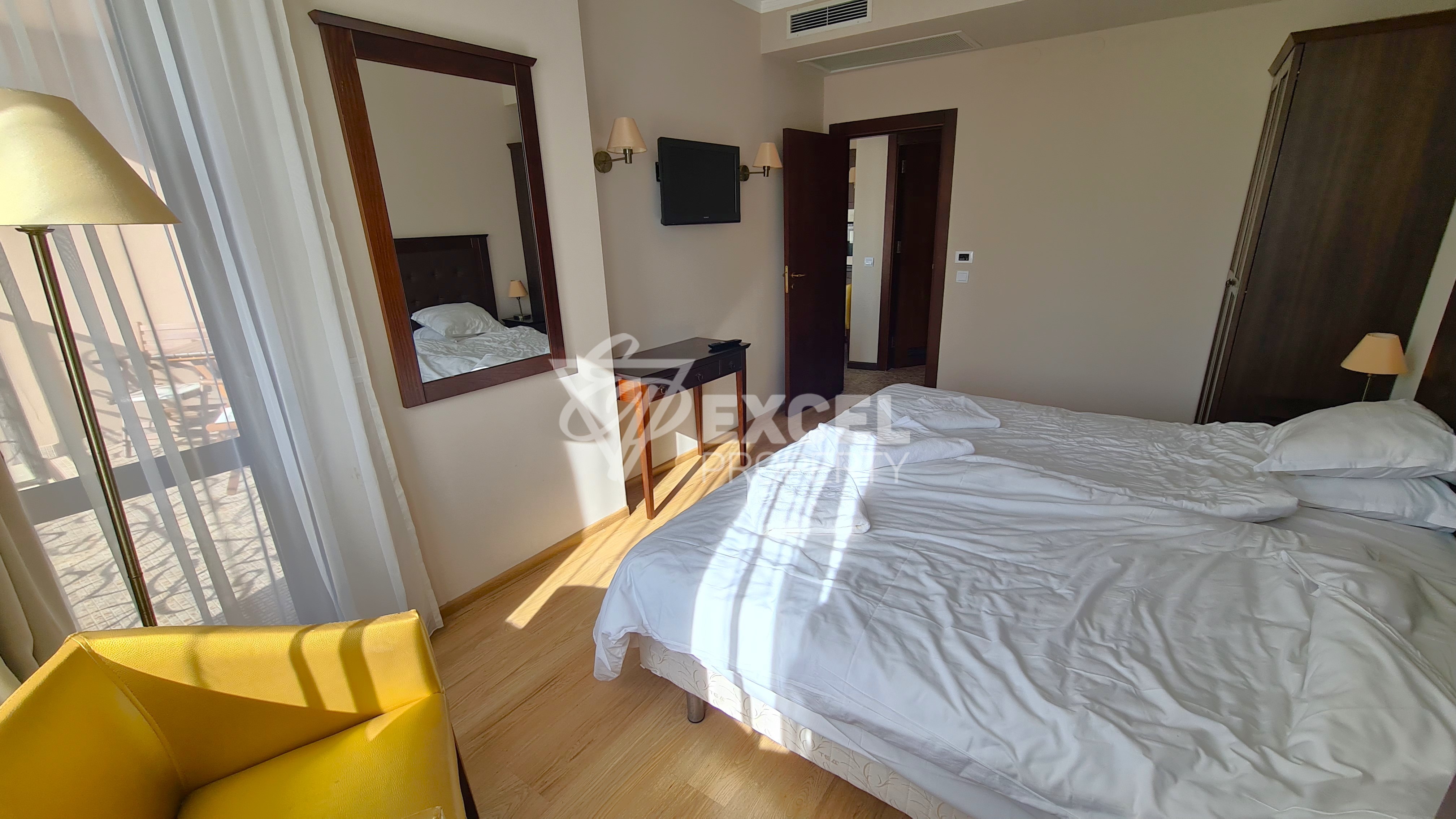 Меблированная двухкомнатная квартира в комплексе Барсело Роял на Солнечном Берегу