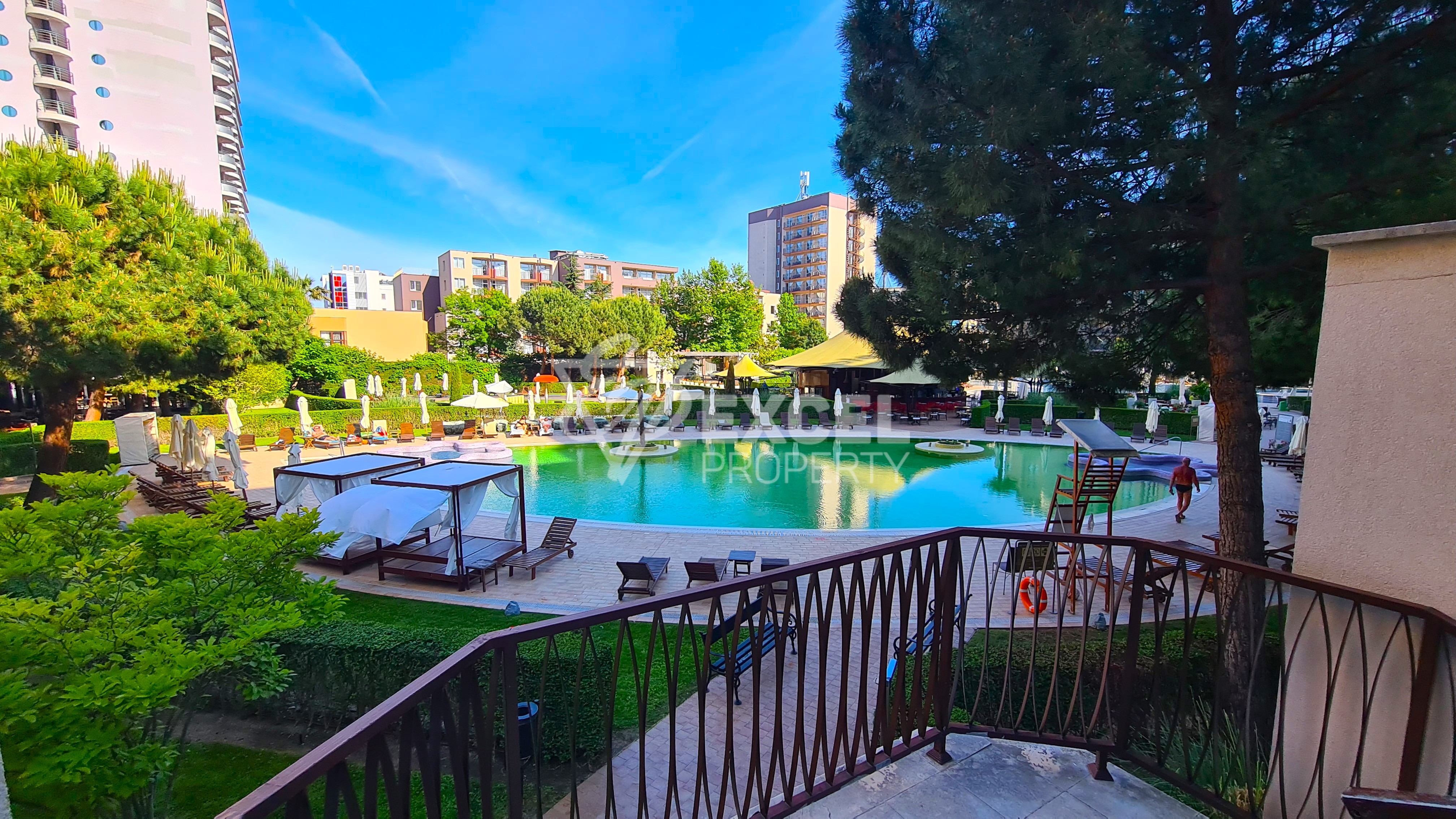 Меблированная двухкомнатная квартира в комплексе Барсело Роял на Солнечном Берегу