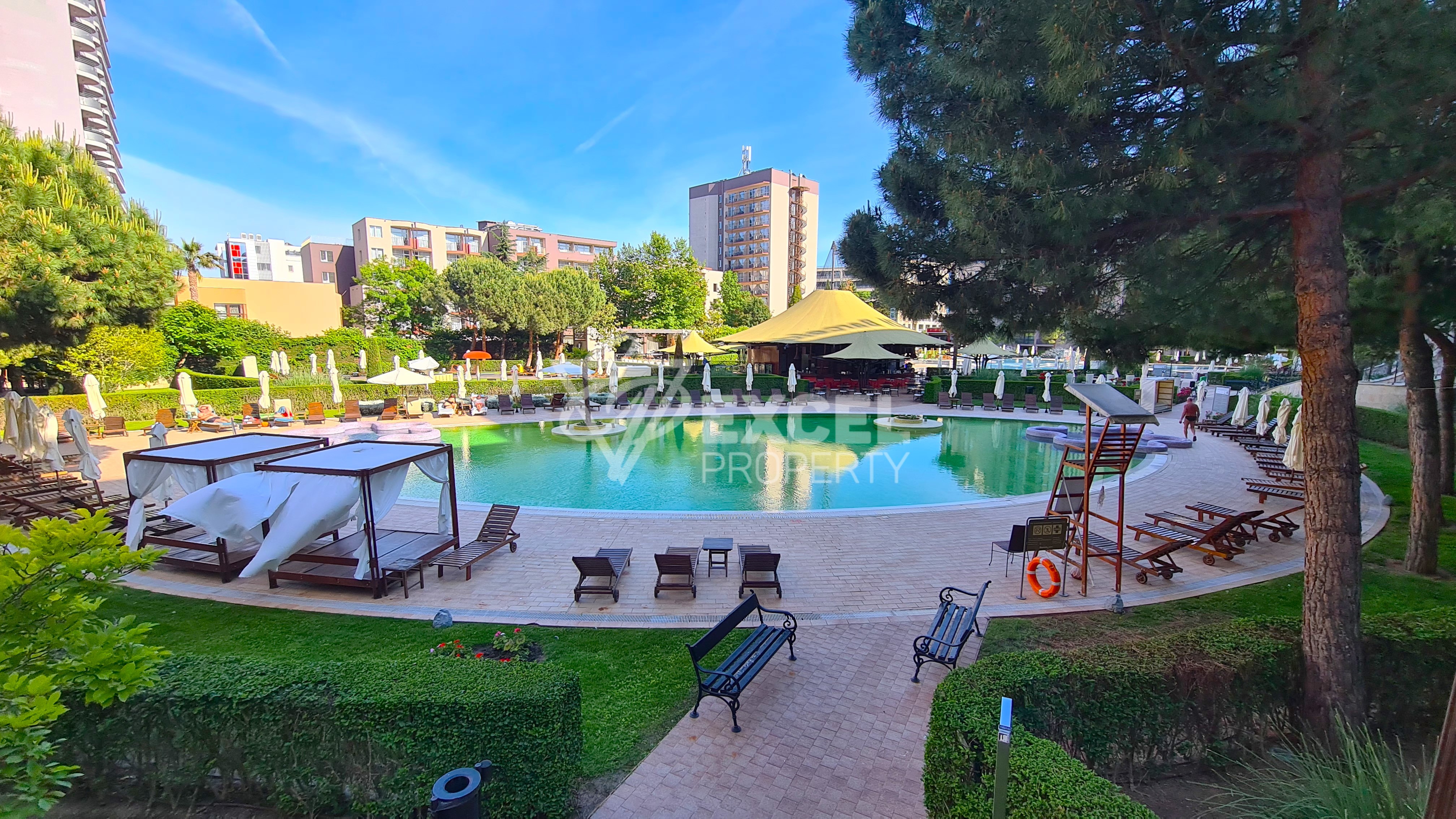 Меблированная двухкомнатная квартира в комплексе Барсело Роял на Солнечном Берегу