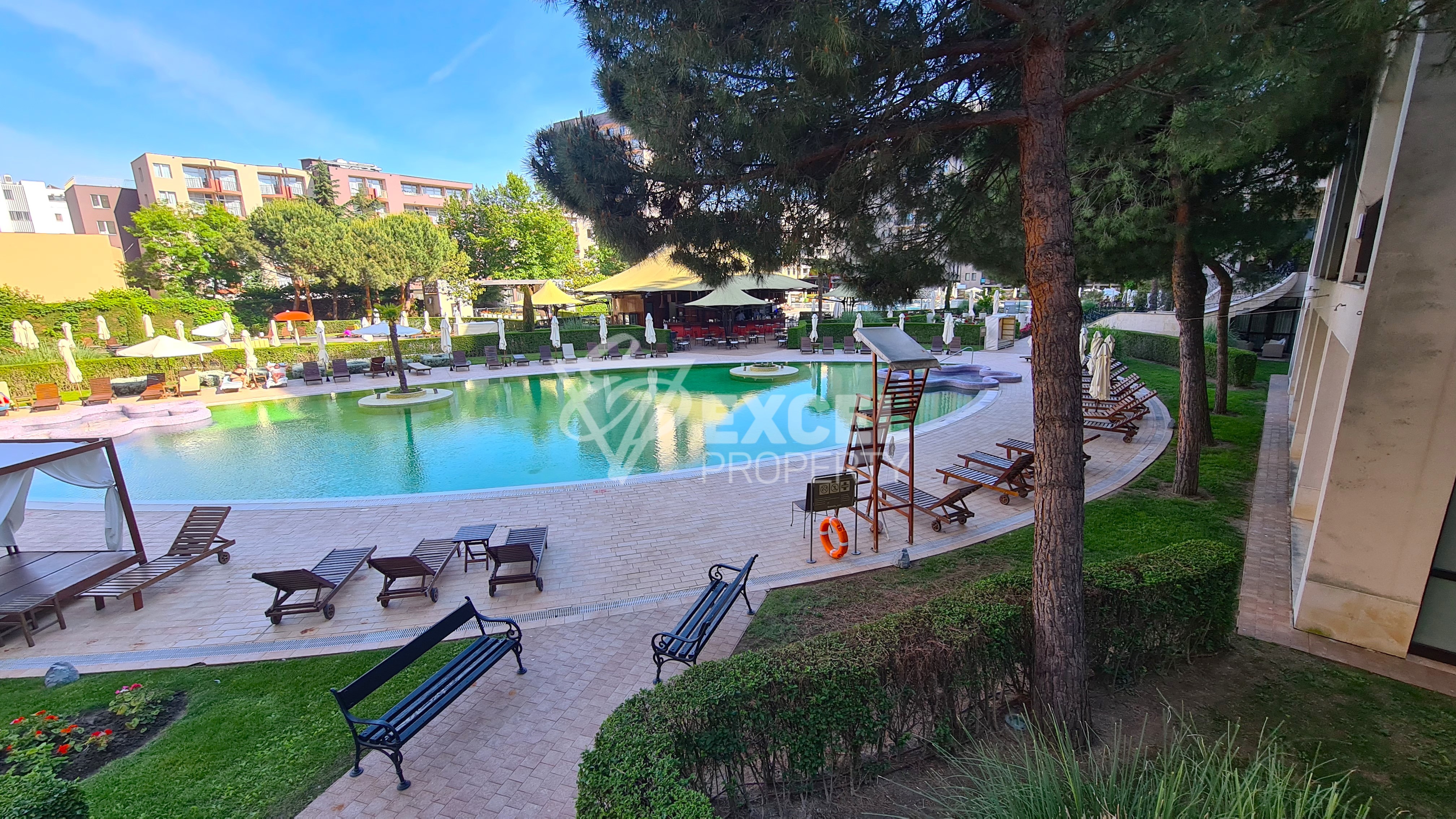 Меблированная двухкомнатная квартира в комплексе Барсело Роял на Солнечном Берегу