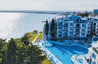 Меблированная квартира с видом на море и на бассейн-в Поморие