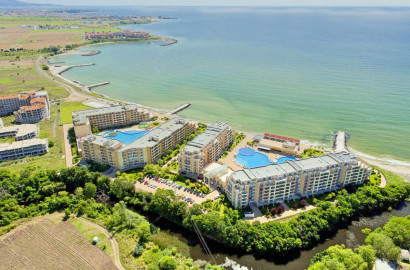 Просторная студия с мебелью и видом на море-Ахелой