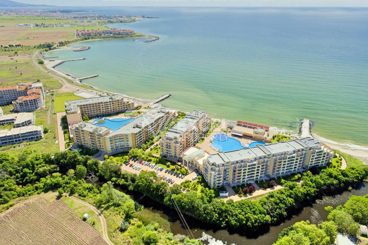 Просторная студия с мебелью и видом на море-Ахелой
